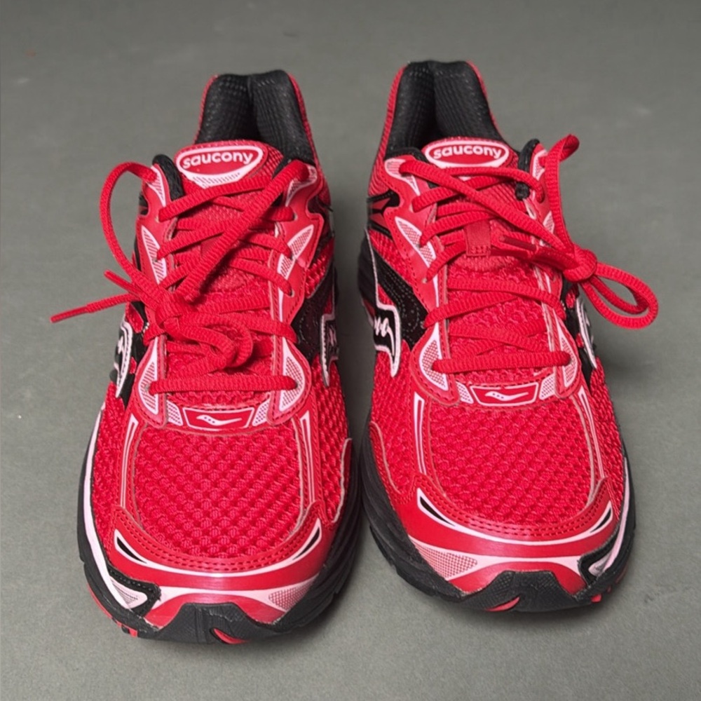 Saucony ProGrid Omni 9 men’s sneakers on “Valentine” colorway